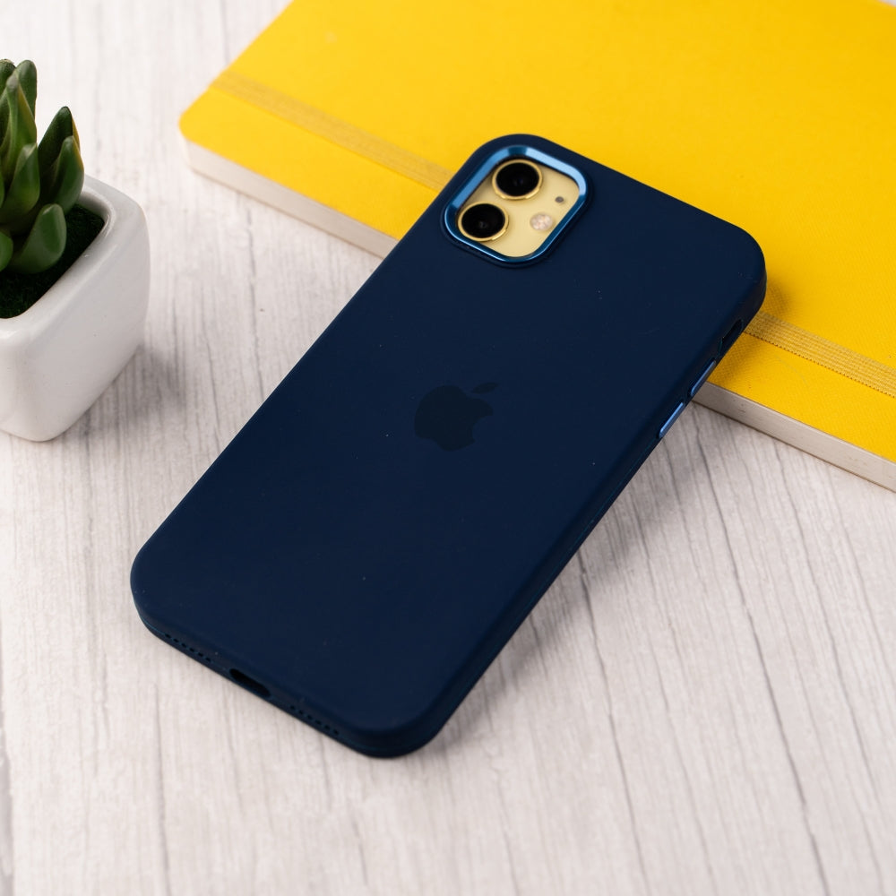 iPhone 11 Back Cover / Silicone Luxury Protective Case